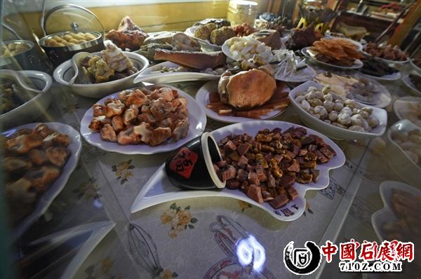 ɽ�����˰ڡ���ʯ�硱�����ӱ������˲�