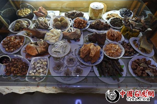 ɽ�����˰ڡ���ʯ�硱�����ӱ������˲�